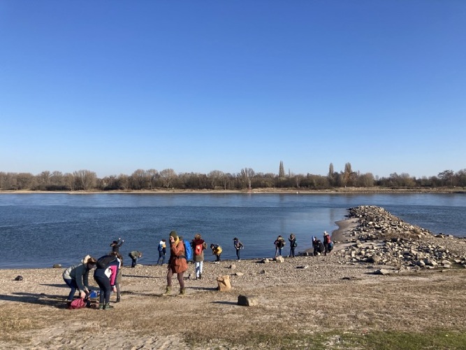 Kinder erkunden das Ufer des Flusses 