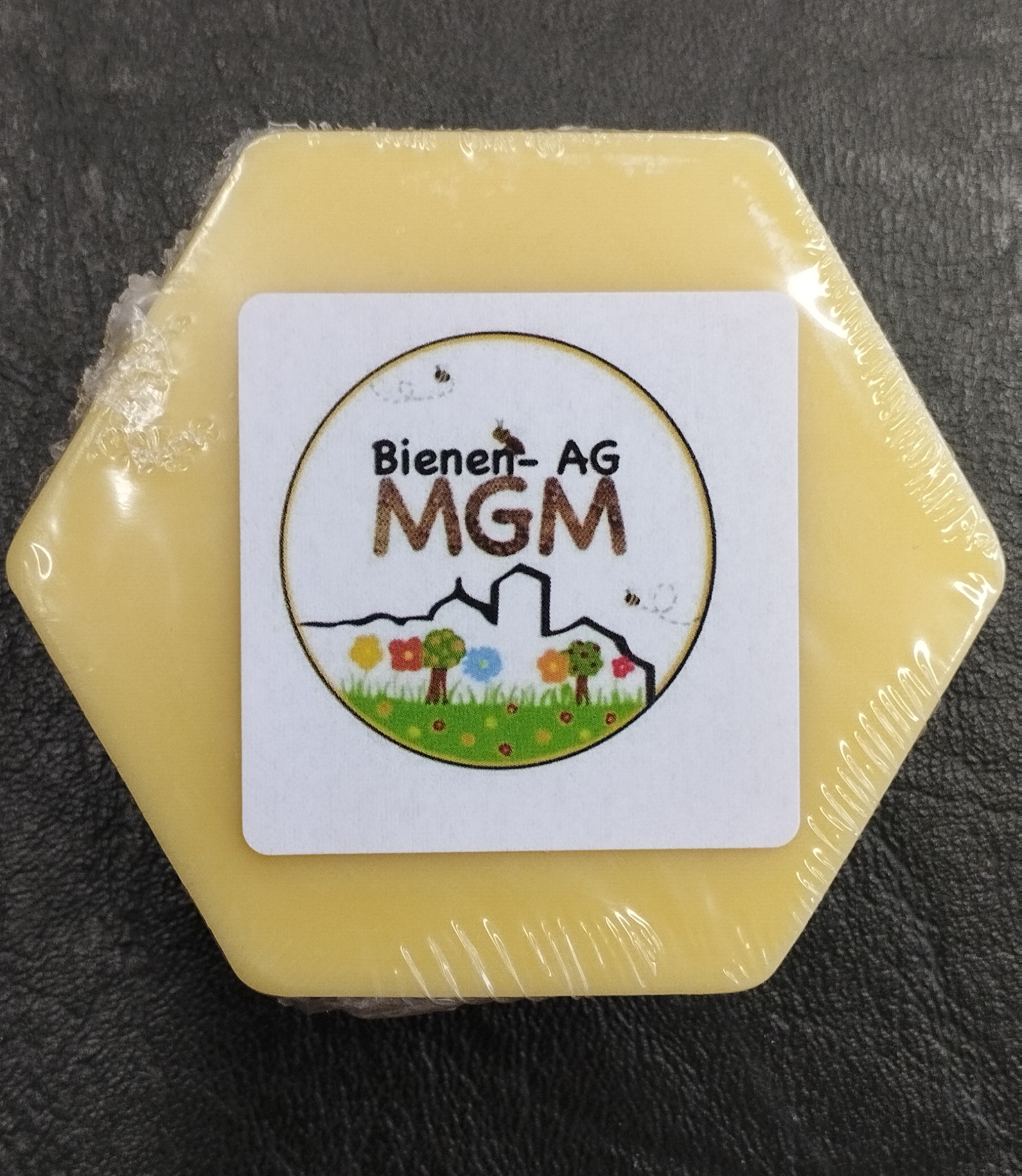 eigens hergestellte Seife der Bienen-AG des MGM