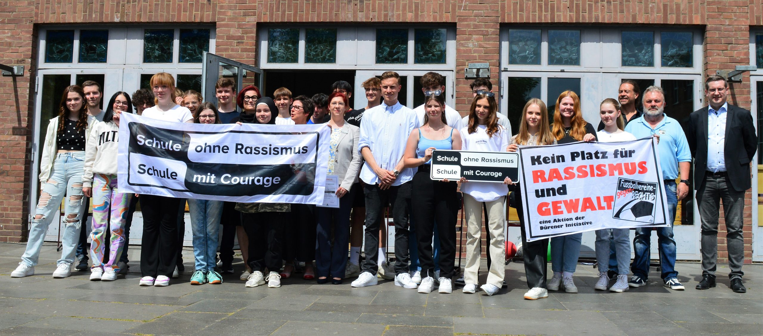 Das Stiftische Gymnasium wurde am 16.05.22 offiziell in das bundesweite Netzwerk „Schule ohne Rassismus – Schule mit Courage“ aufgenommen. Auf dem Photo sind Teile der Schulgemeinde abgebildet.