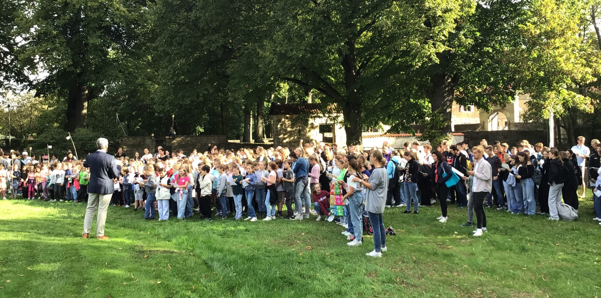 Die Schülerinnen und Schüler treffen sich an einem öffentlichen Ort um den Klimasong zu singen