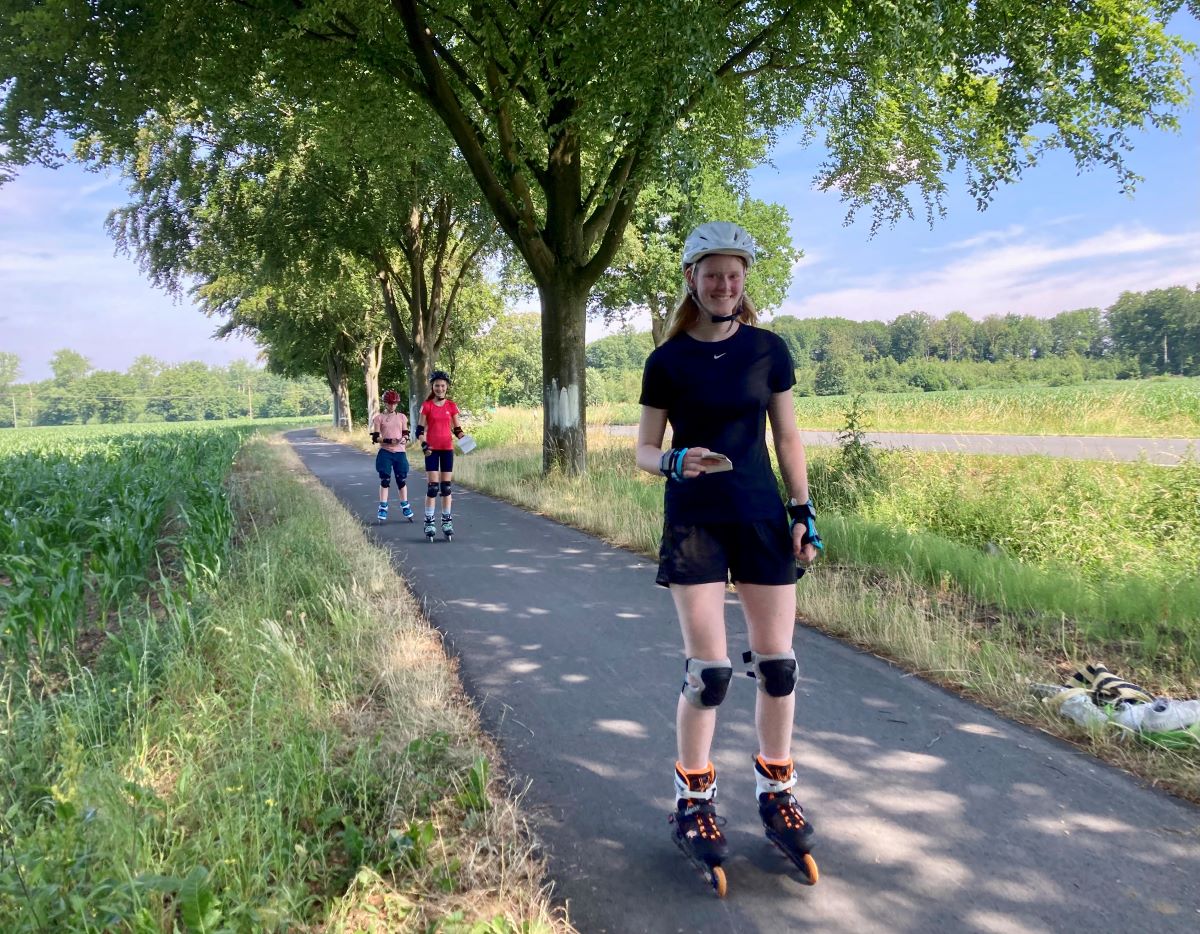 Zu sehen sind skatende Schülerinnen beim Spendenlauf