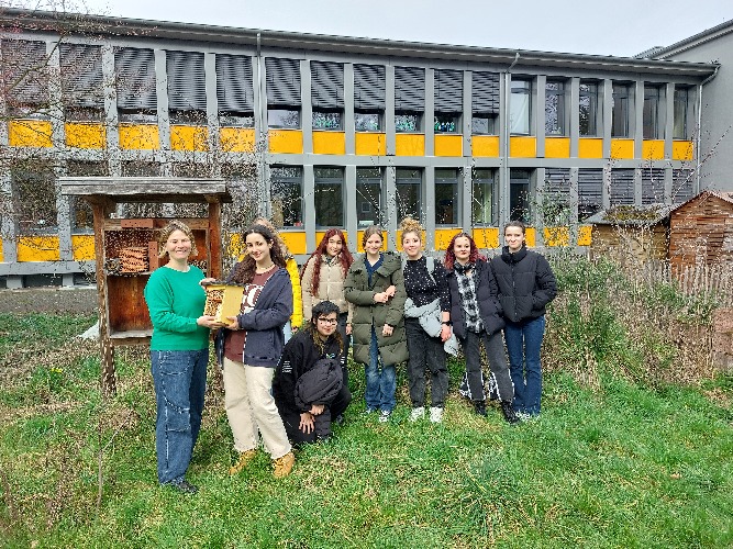 Die Nachhaltigkeits-AG des Erich Kästner-Gymnasiums überbringt der benachbarten Grundschule ein Insektenhotel.