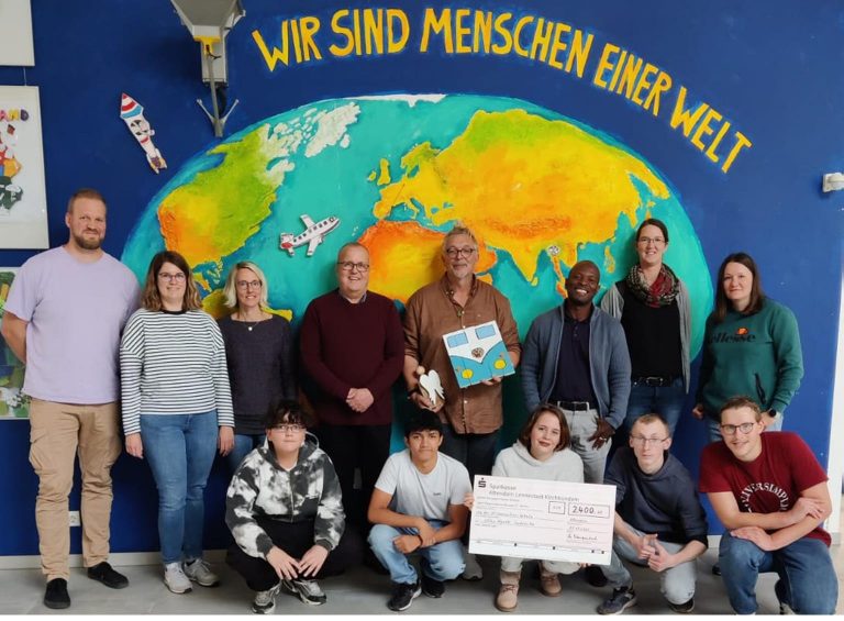 Auf dem Foto sieht man die Schulleitung, die SV Lehrer und Schüler und Schülerinnen, die verantwortlichen Lehrer für Schule der Zukunft und den Besuch aus Afrika Andreas und Masauso