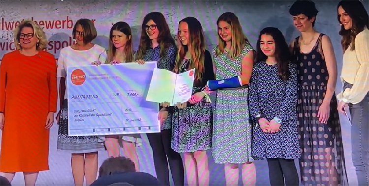 Das Bild zeigt eine Schülergruppe des Gymnasiums Netphen gemeinsam mit ihrer betreuenden Lehrerin bei der Preisverleihung