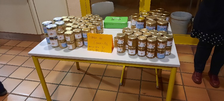 Der selbst prodizierte Honig wird in Gläsern mit von den Schülern entworfenem Etikett verkauft.