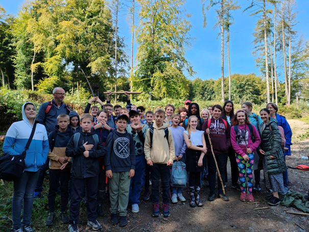 Klasse 7b mit den Klassenlehrern im Wald