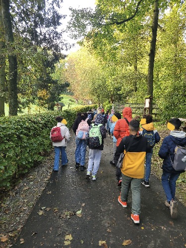 Man sieht Schüler, die bei einem Workshop im Grafenberger Wildpark unterwegs sind.
