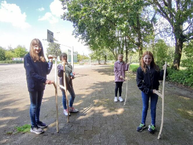 Vier Mädchen der Klasse 7b mit ihren selbst zusammengebauten Sensen