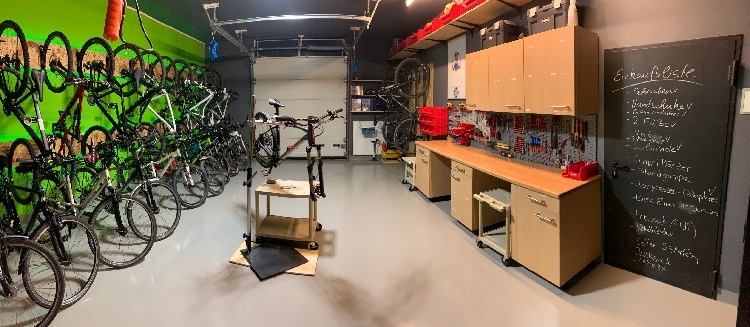 Eine neu eingerichtete Fahrradwerkstatt der Friedrich-Spee-Gesamtschule mit neuen Fahrrädern und Werkzeugen ist abgebildet.