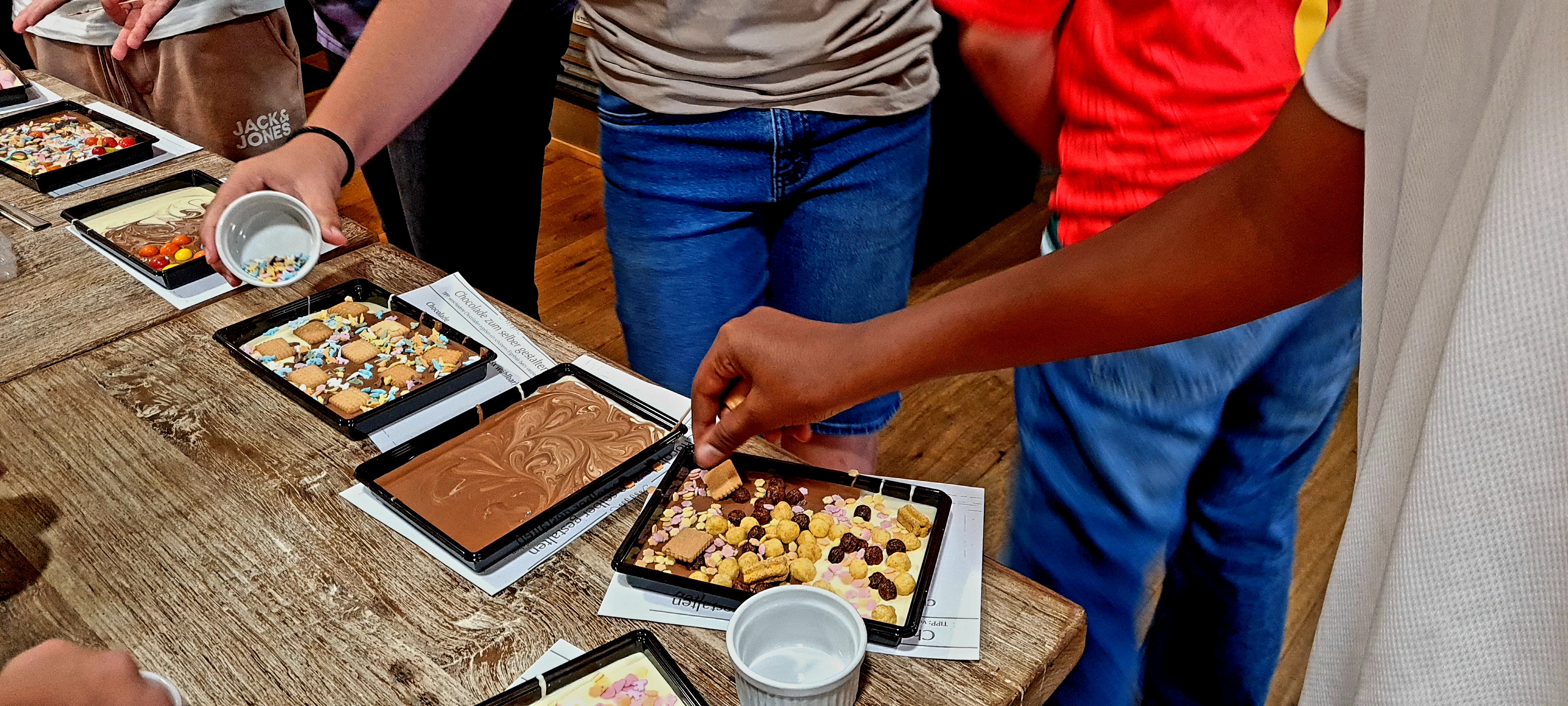 Ob weiß oder braun, Salzbrezel oder bunte Streusel - Alle Schüler:innen der Klasse 7a dürfen ihre eigene nachhaltig produzierte Tafel Schokolade mit nach Hause nehmen. 