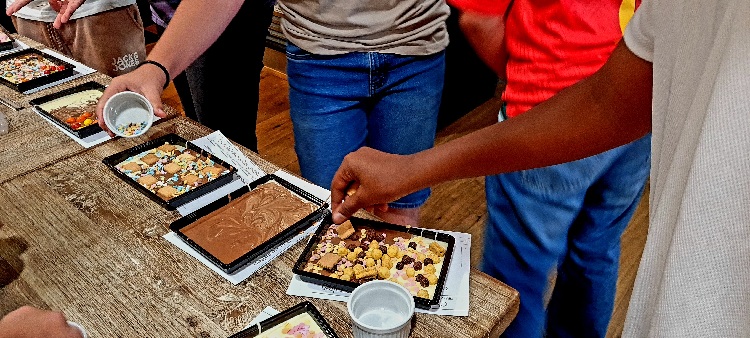 Ob weiß oder braun, Salzbrezel oder bunte Streusel - Alle Schüler:innen der Klasse 7a dürfen ihre eigene nachhaltig produzierte Tafel Schokolade mit nach Hause nehmen. 