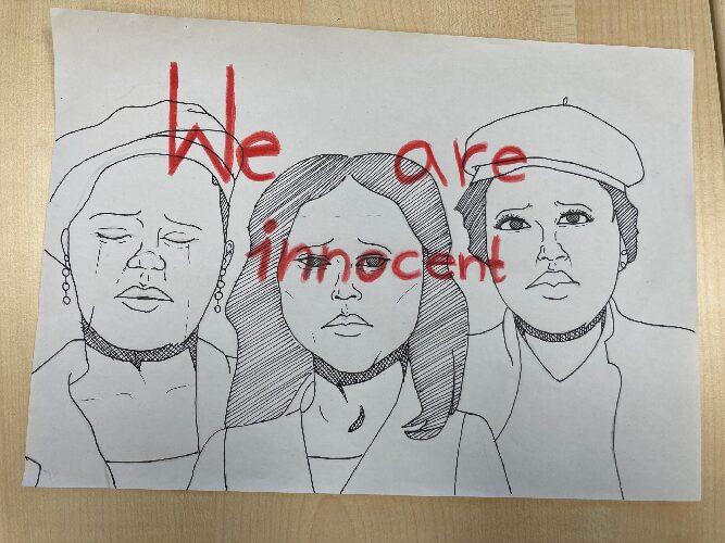 Das Bild stellt eine Schülerzeichnung dar, die Portraits dreier inhaftierter Frauen zeigen. Das Bild ist mittig übermalt mit dem Schriftzug: 