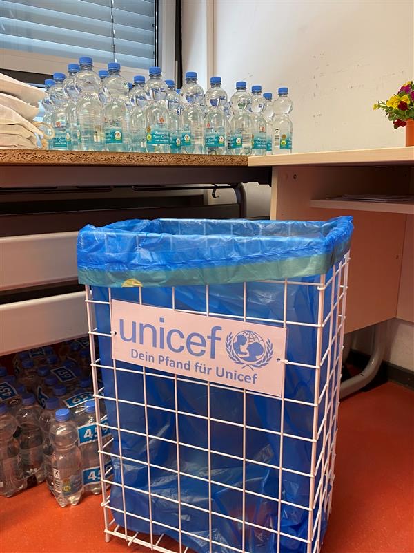 Pfandbehälter, die mit Unicef gekennzeichnet sind und in jedem Klassenraum stehen. 