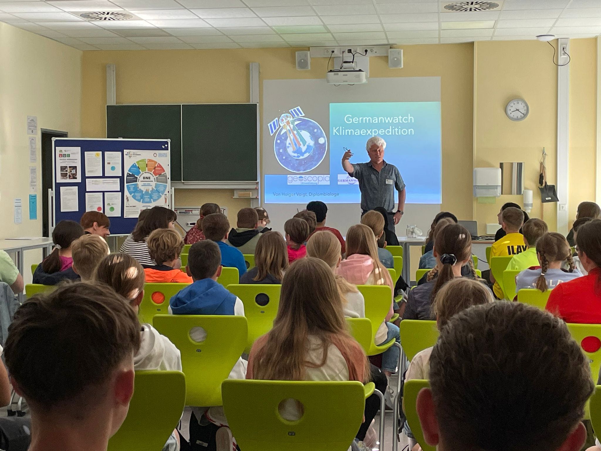 Die Schülerinnen und Schüler werden im Rahmen einer Klimaexpedition mit den Auswirkungen menschlichen Handelns auf die Umwelt konfrontiert.