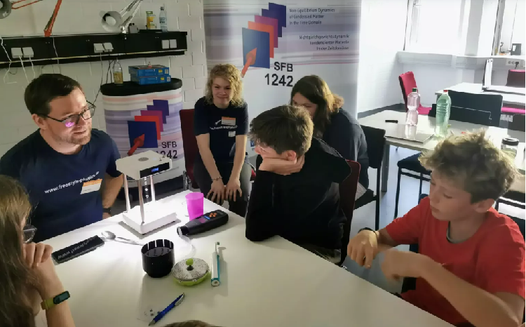 Beim „freestyle physics“ Wettbewerb konnten die Schüler spannende Vorlesungen, Laborbesuche und Experimente an der Uni Duisburg erleben und dabei viel neues lernen.