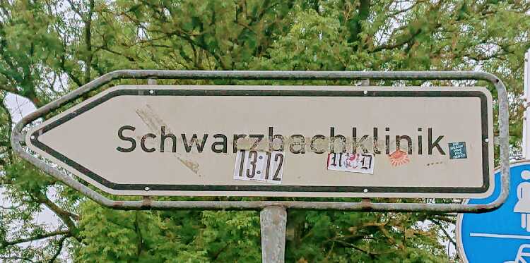 Wir waren zu Besuch in der Schwarzbachklinik (haben dort aber nicht fotografiert, hier sieht man nur das Straßenschild).