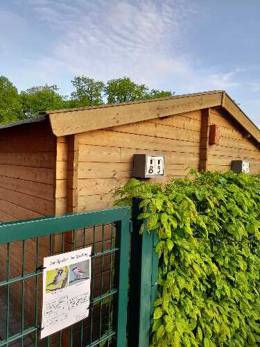 Nistkästen am Gartenhäuschen mit Steckbrief