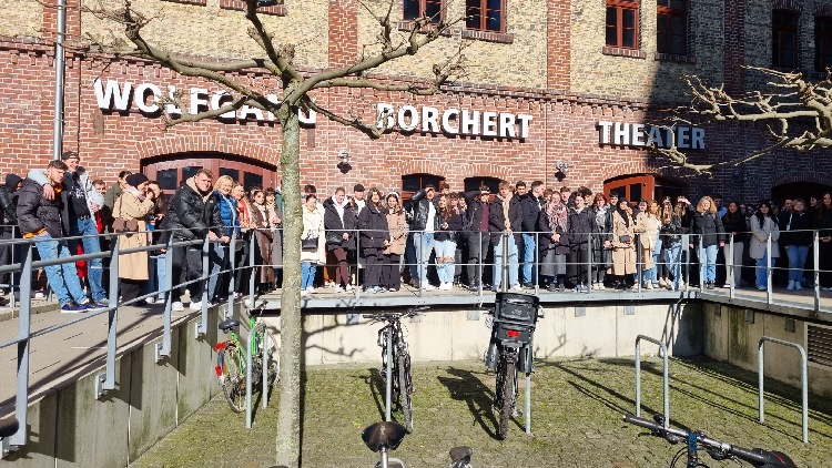Gruppenfoto vor dem Wolfgang-Borchert-Theater in Münster. 