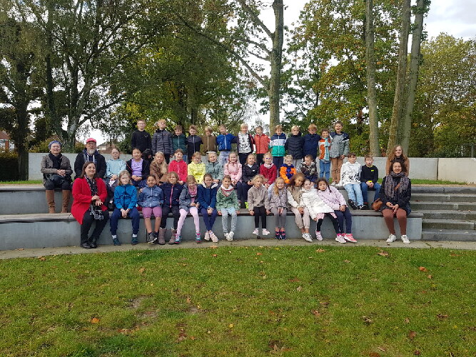 Schülergruppe in Hem im Park des Rathauses