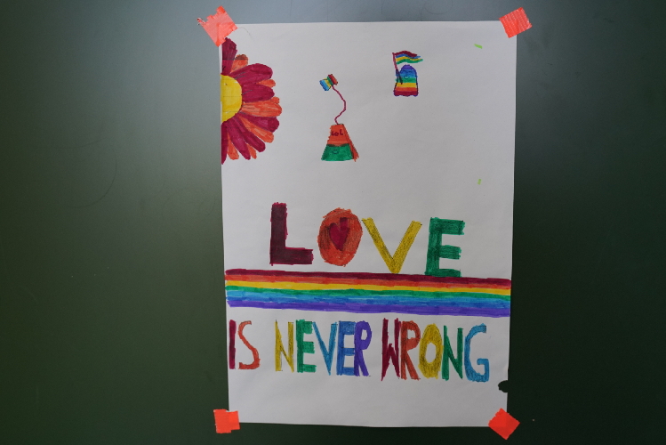 Schüler*innen zeichneten ein Bild, in dem sie sich für mehr Toleranz aussprechen.