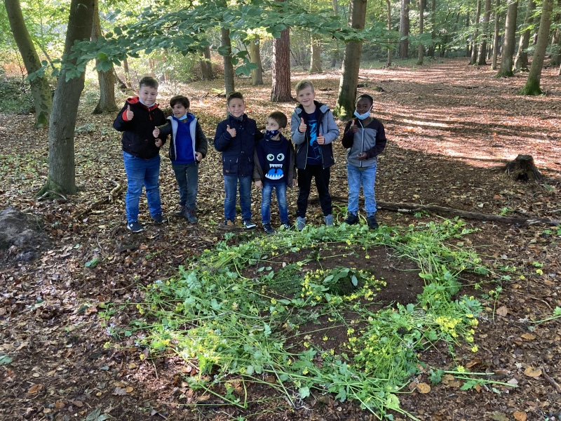 Die Kinder gestalten in Jahrgansübergreifenden Teams ein Mandala mit Naturmaterialien 