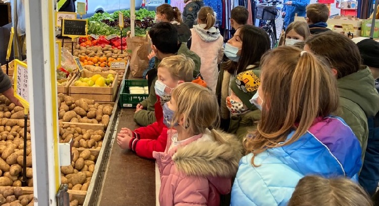 Die Kinder konnten verschiedenes Obst und Gemüse auf dem Markt kaufen und probieren 