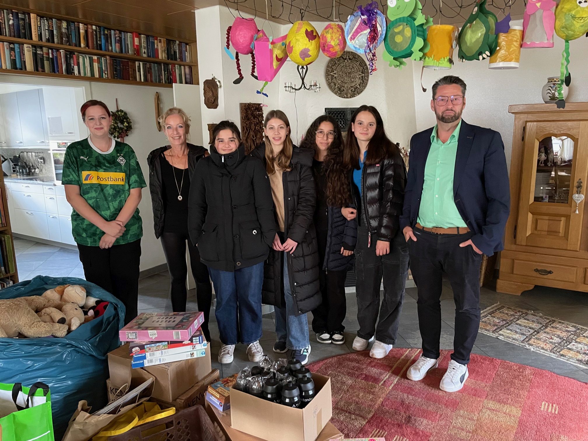 Übergabe der Spielzeug-Spenden an die Kinder- und Jugendeinrichtung am Schlosspark. Zu sehen sind Personen der Einrichtung und des Nachhaltigkeitskurses mit Kursleiter.