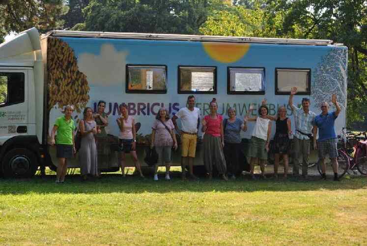 Die Mitglieder des Netzwerkes stehen vor dem Umweltbus der NUA NRW