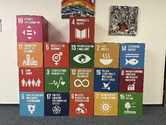 Die 17 UN-Nachhaltigkeitsziele (SDGs) stehen nun im Verwaltungstrakt des FvSG