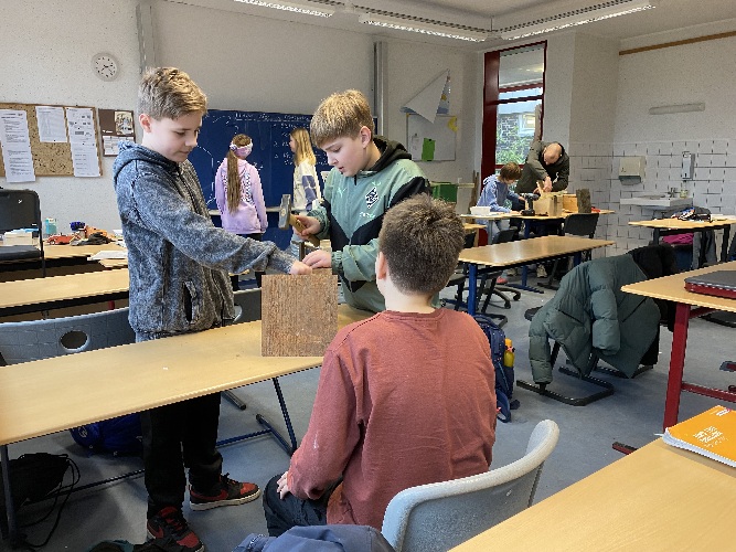 Schülerinnen und Schüler der Schulgarten-AG bauen Nistkästen für einheimische Singvögel